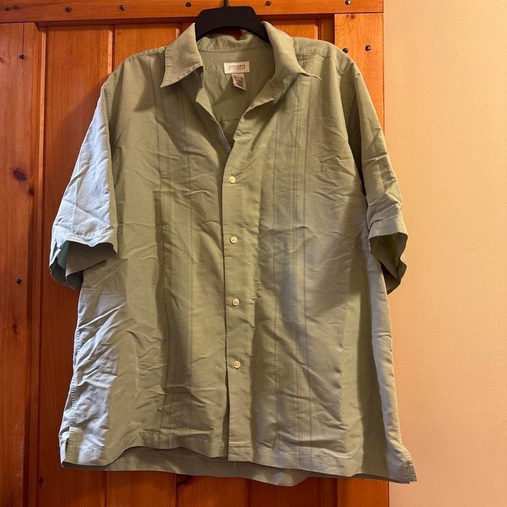 Concepts by Claiborne Green button up shirt